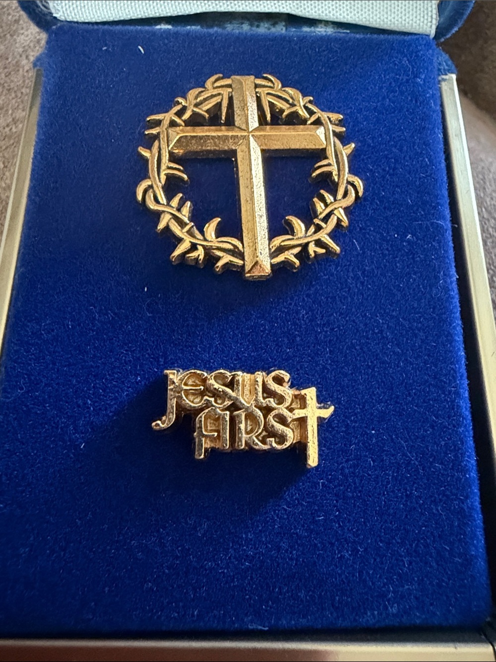 Gold Cross Wreath & "Jesus First" Pins - Picture 2 of 3